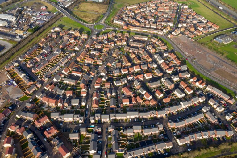 România a livrat peste 636.000 de locuințe noi în ultimul deceniu, peste nivelul unor piețe europene investitii imobiliare