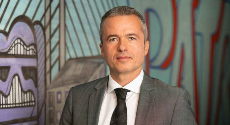 Patria Bank – parteneriat cu Alive Capital pentru finanțarea infrastructurii regenerabile, consum de energie 100% verde