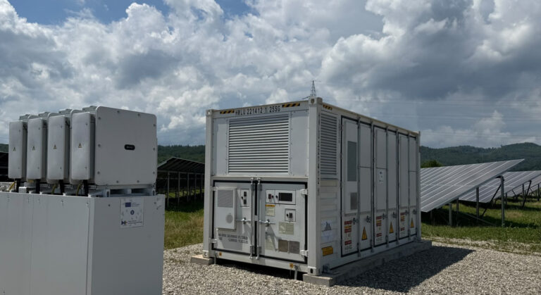 OMV Petrom achiziționează un sistem de stocare a energiei în baterii pentru parcul solar Ișalnița