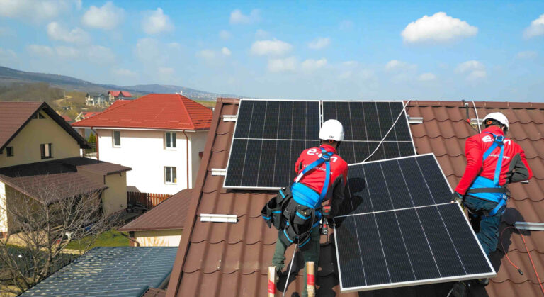 E.ON: Aproape 17% din români vor să cumpere sisteme solare, majoritatea instalărilor – cu stocare