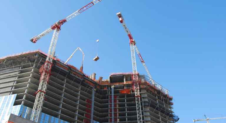 Majoritatea firmelor de construcții, amenințate de contextul politic și fiscal